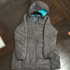A lightweight, puffer coat
Attached hood
Front zip pockets
With dust bag